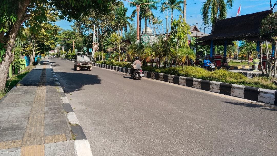 foto: BALAP LIAR. Suasana jl. A. Yani pada siang hari. Jika malam hari jalan tersebut kerap menjadi ajang aksi balap liar