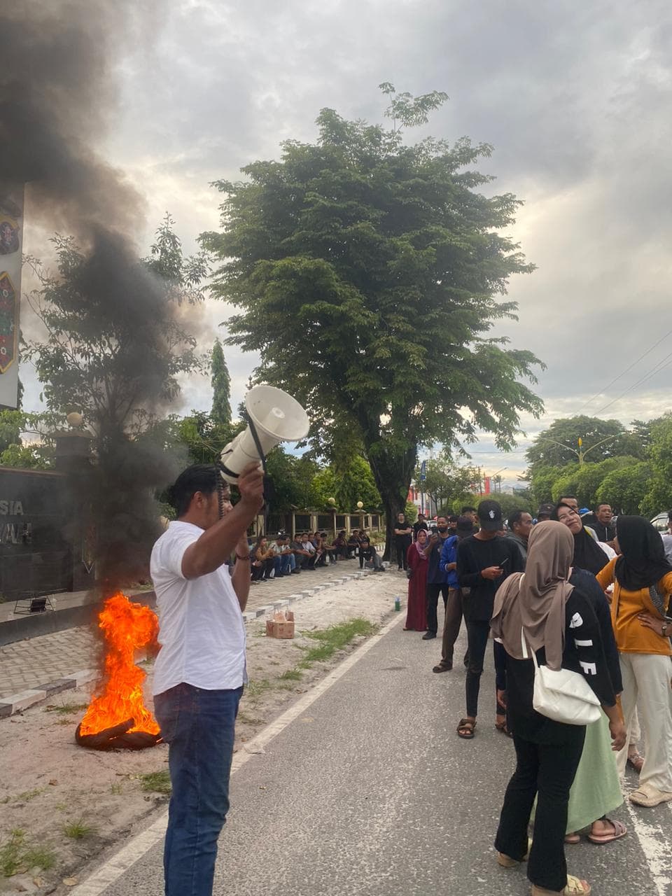 foto: BAKAR BAN. ratusan pengunjuk rasa membakar ban di depan mapolda kalteng menuntut pencopotan Kapolres dan Kasat Reskrim Polres Seruyan