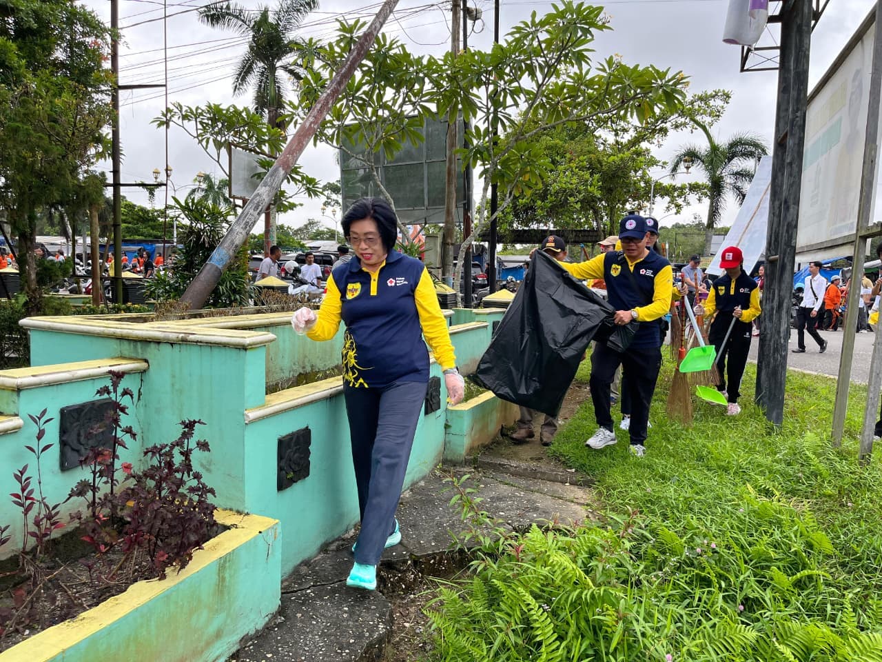 foto: bupati Gunung Mas saat terjun ikut membersihkan sampah di jalan Sangkurun pada World Cleanup Day, Sabtu (20/9)