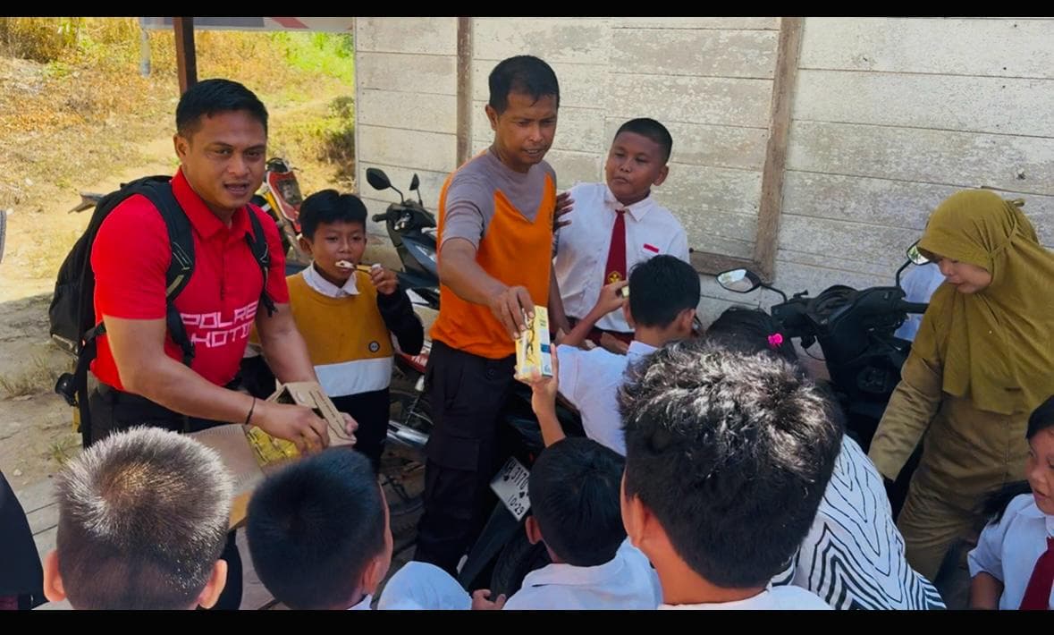 foto: jajaran Polsek Kuala Kuayan saat membagikan susu gratis kepada siswa