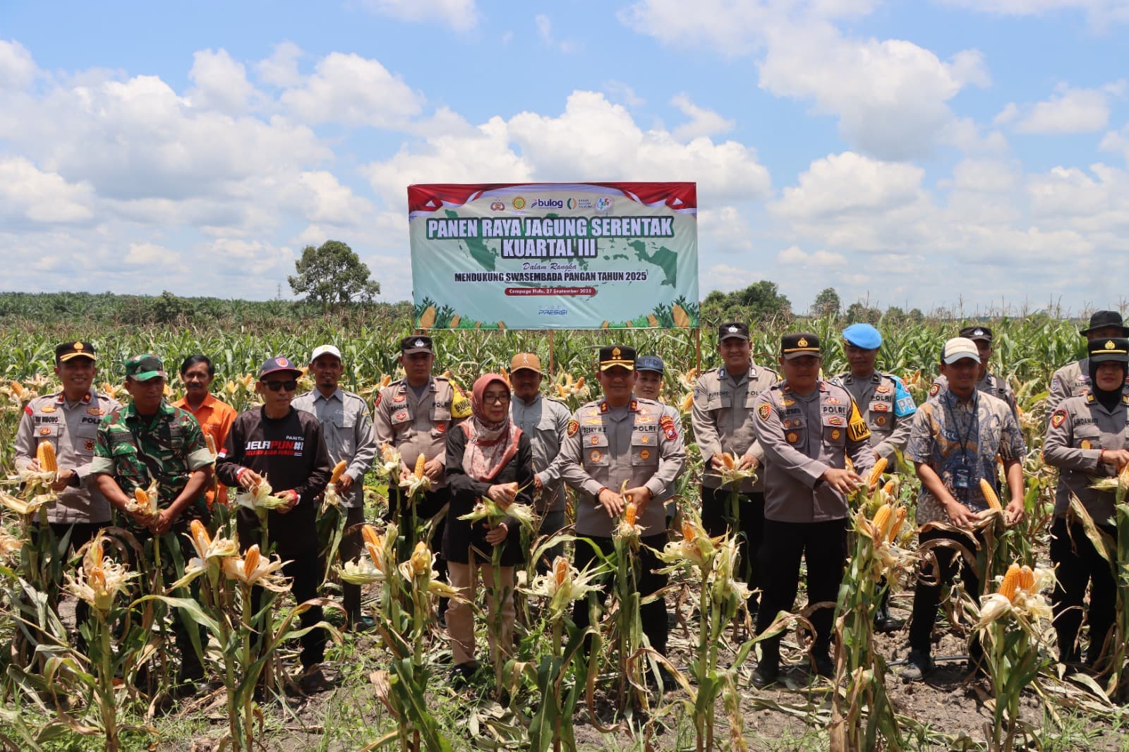 Kapolres Kotim Beserta Jajaran Saat Melakukan Panen Raya Desa Pundu