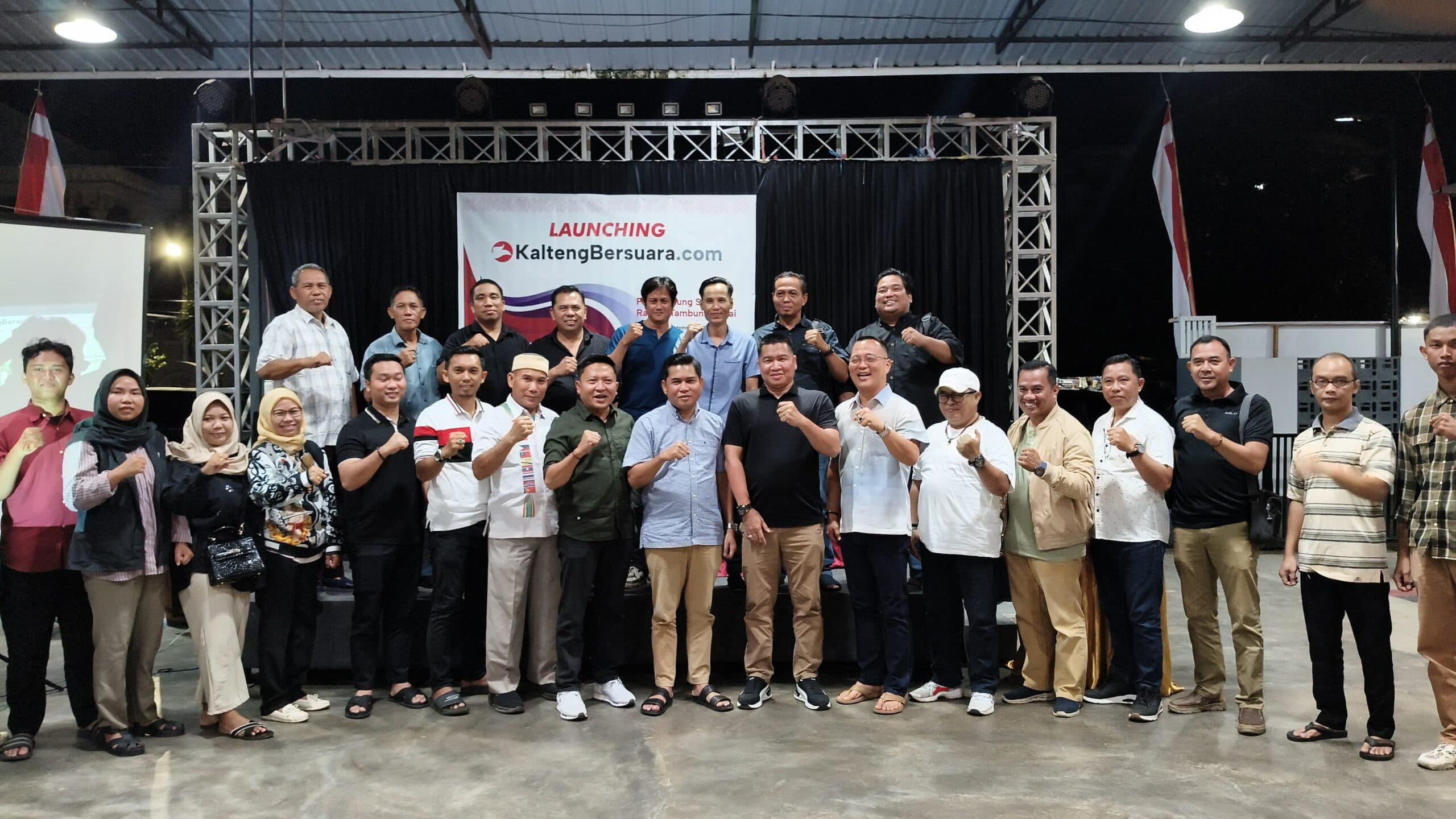 Foto bersama kru KaltengBersuara.com bersama dengan tamu undangan.