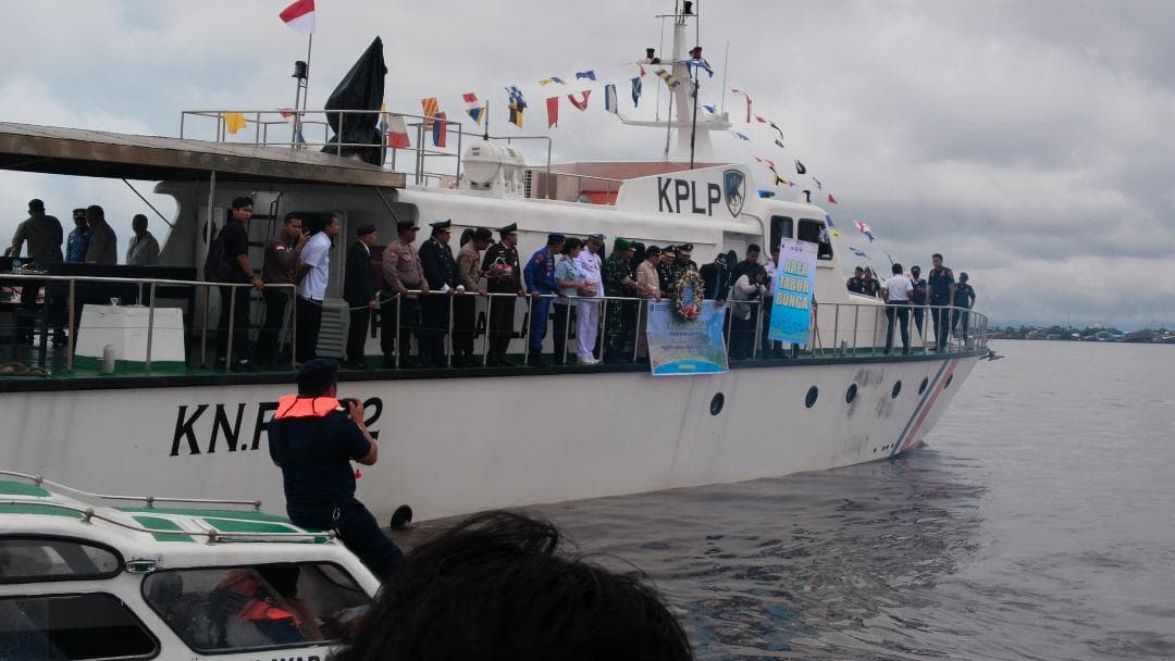 foto: Unsur Muspida Kotim saat melakukan tabur bunga di sungai Mentaya menghormati para pahlawan dalam rangka peringatan HARHUBNAS