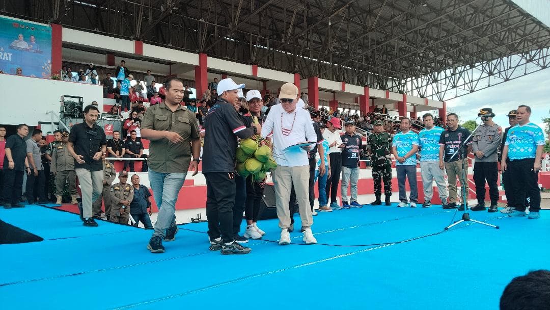 foto: CENDERA MATA GUBERNUR CUP. Gubernur Kalteng Agustiar Sabran menerima cendera mata berupa tandan buah kelapa saat pembukaan Gubernur CUP di Stadion 29 November, Jumat (19/9)