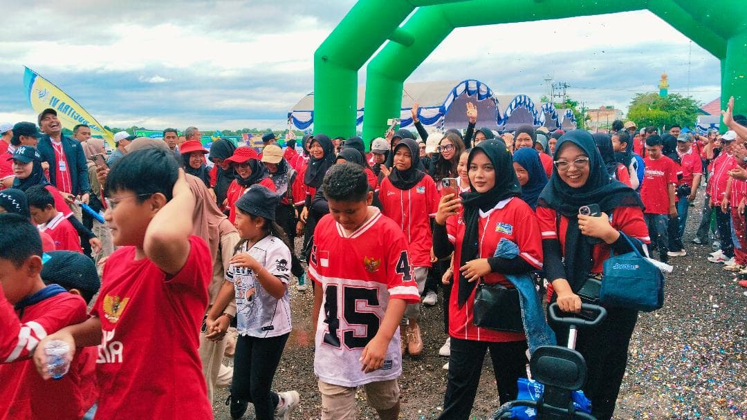foto: jalan sehat yang digelar dalam rangka HARHUBNAS 2005, di depan KSOP Cabang Sampit