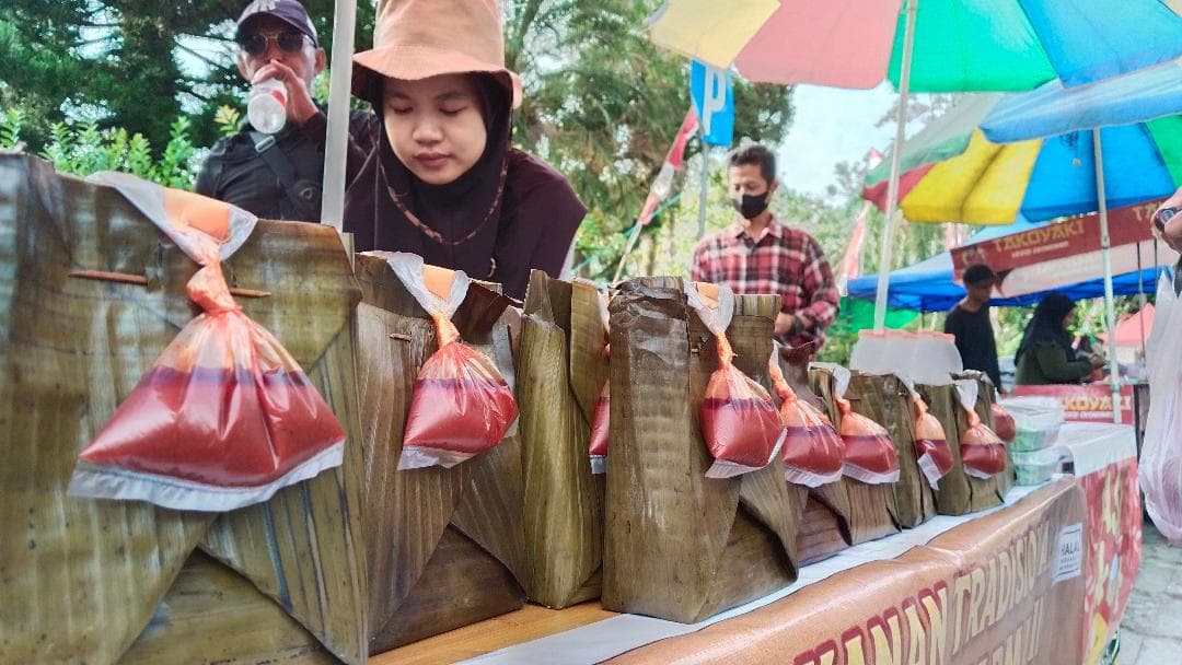 foto: MAKIN DIGEMARI. Tampilan kue pundut nasi yang masih bertahan hingga saat ini kendati digempur persaingan kuliner ala milenial.