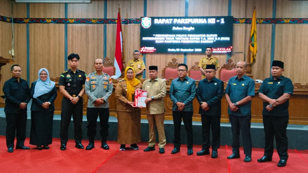 foto: SERAHKAN RANPERDA. Wabub. Kotim saat secara simbolis serahkan 3 ranperda kepada DPRD Kotim saat pembahasan 3 ranperda di aula DPRD setempat