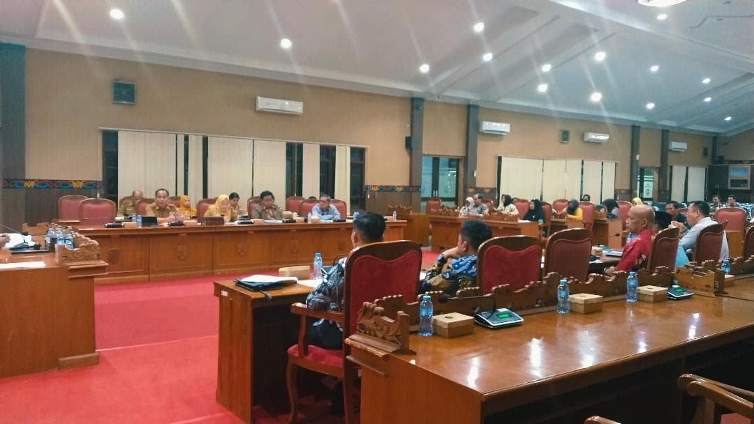 foto: rapat pembahasan ranperda Perlindungan dan pembinaan pedagang tradisional di DPRD Kotim