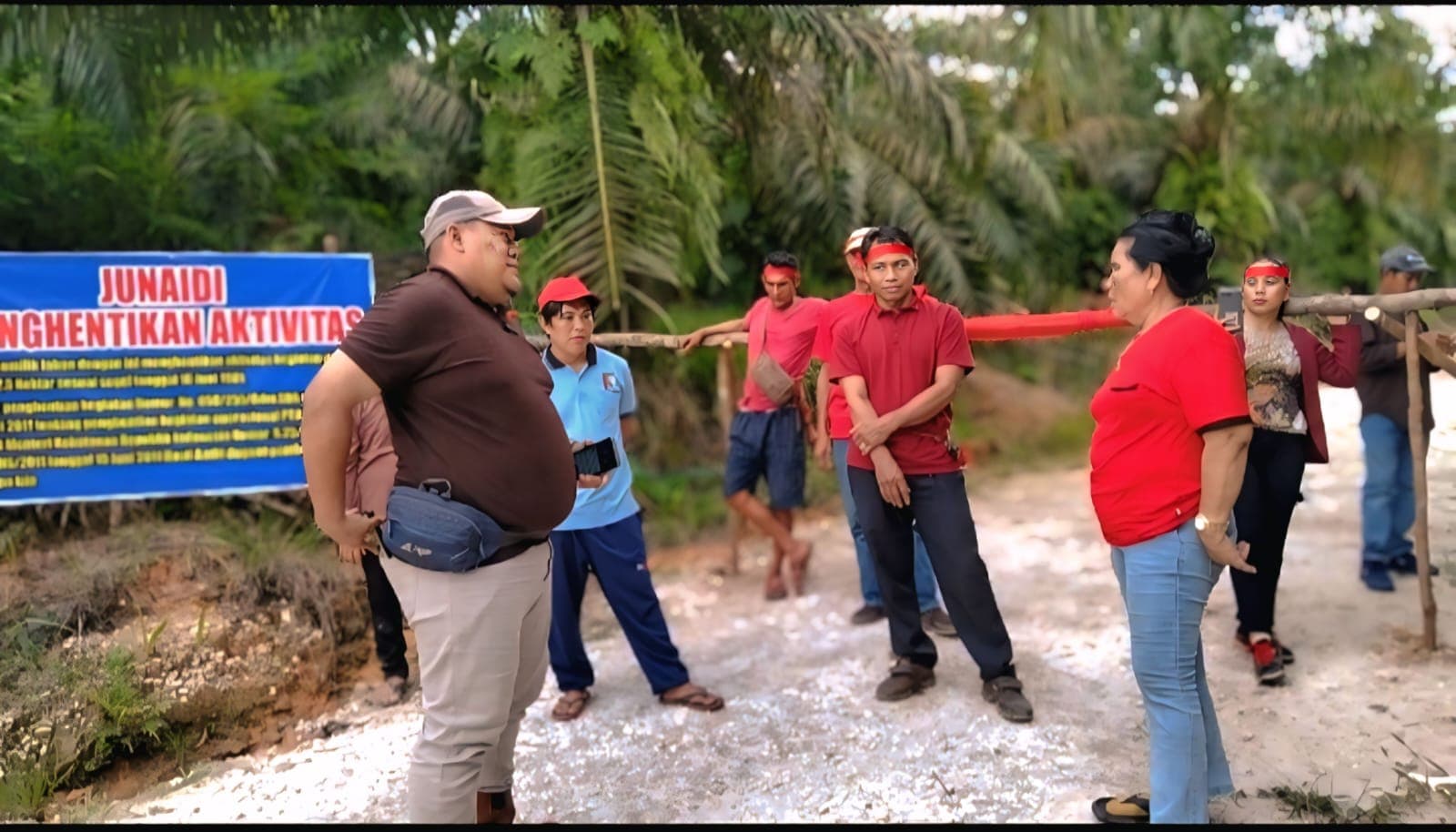 Tim Junaidi CS (Baju merah) saat berharap dengan salah satu pihak perusahaan PT KPP