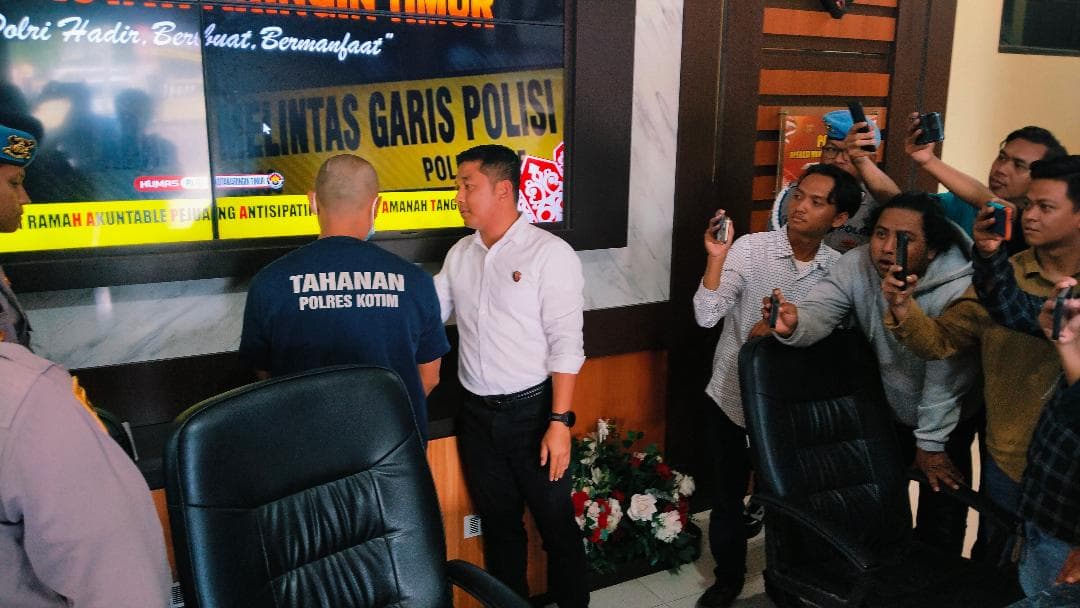 foto: pelaku pembunuh gadis di desa Mirah, kecamatan Tualan Hulu saat diwawancara secara langsung oleh kasat reskrim Polres Kotim dalam jumpa pers Senin (6/10)