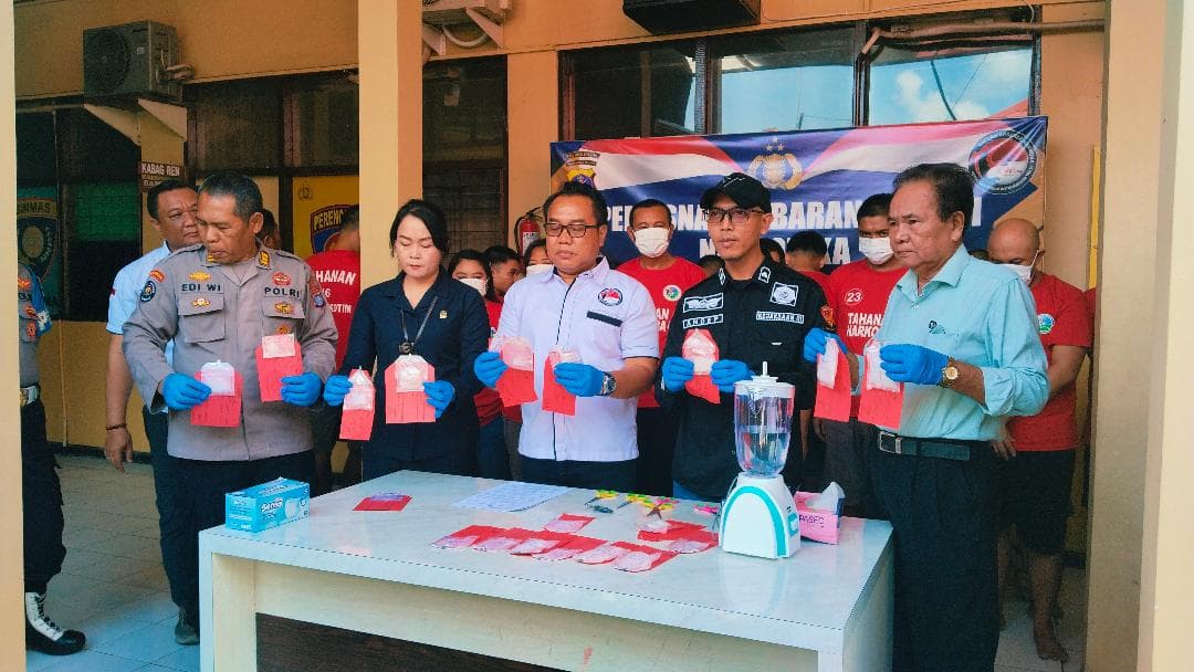 foto: jajaran satnarkoba polres Kotim saat menunjukkan barbuk narkotika jenis sabu dalam acara pemusnahan di Mapolres Kotim