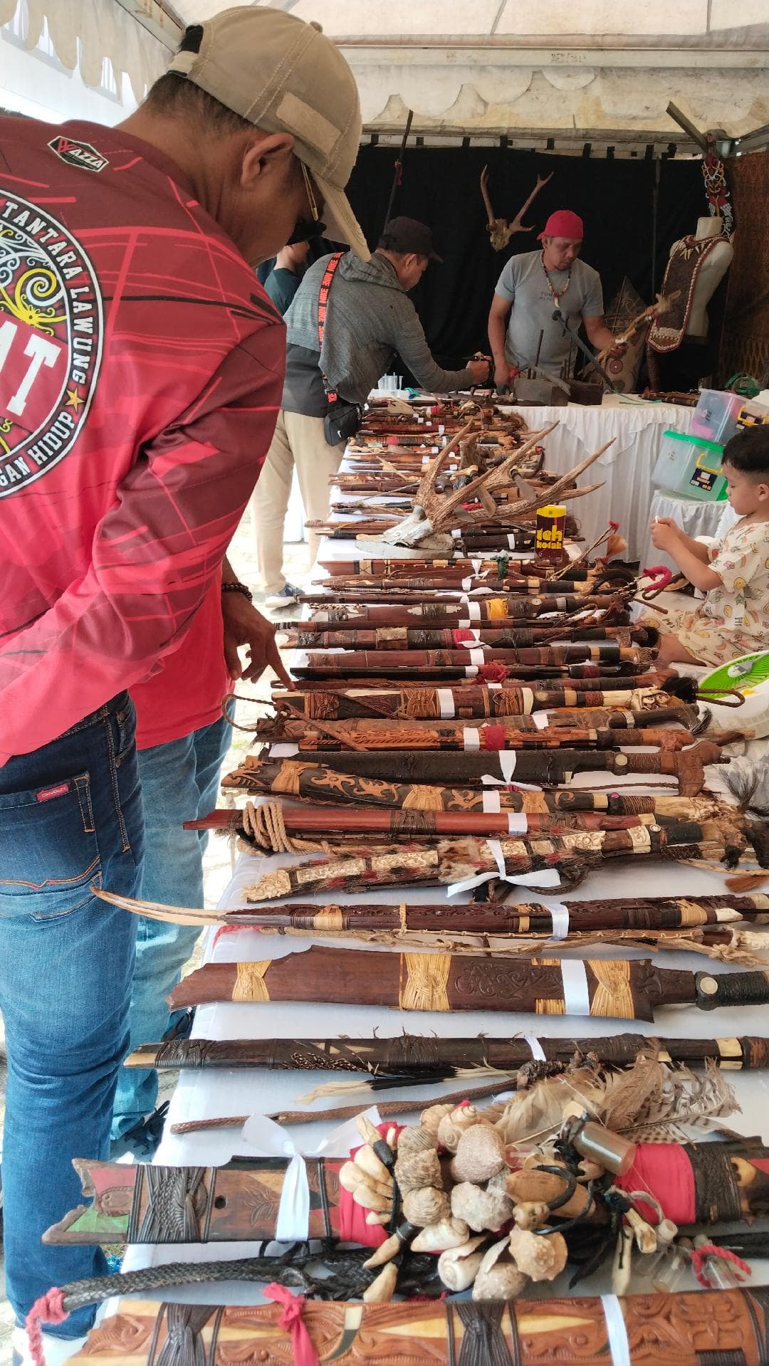 foto: ratusan jenis mandau dipamerkan pada event pameran warisan budaya mandau pernyang pambelum, di museum kayu Sampit