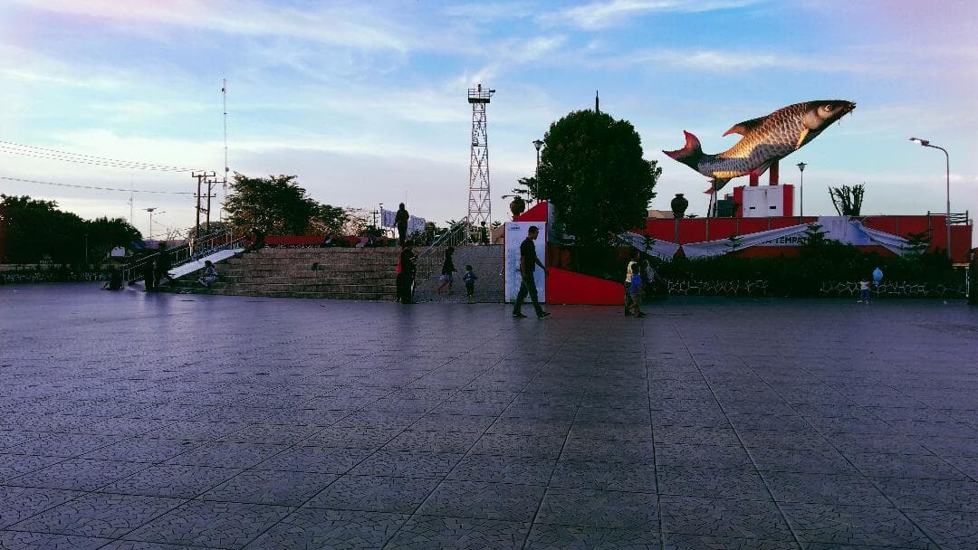 foto: TERKESAN TAK TERAWAT. Kondisi sebagian kawasan wisata kota Patung Jelawat. Di balik keindahannya belakangan terkesan tak rterawat dengan banyaknya sampah pengunjung yang berserakan dan juga tidak adanya penerangan pada malam hari.