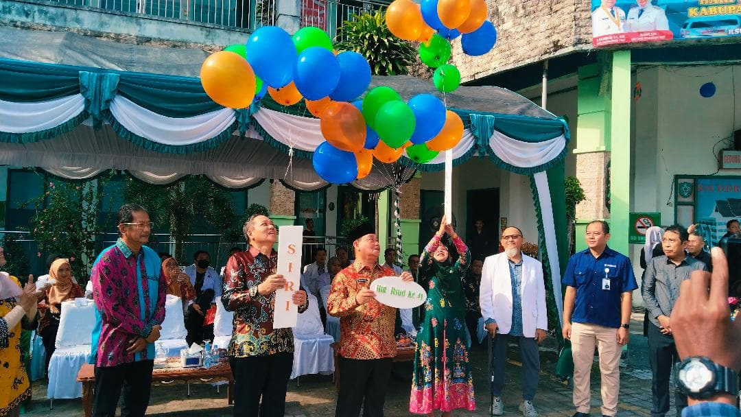 foto: TERBANGKAN BALON. Bupati Kotim bersama jajaran direksi RSUD Sampit serta mantan direkturnya bersama melepaskan balon ke udara sebagai penanda perayaan HUT rumah sakit tersebut di usianya ke-41 tahun