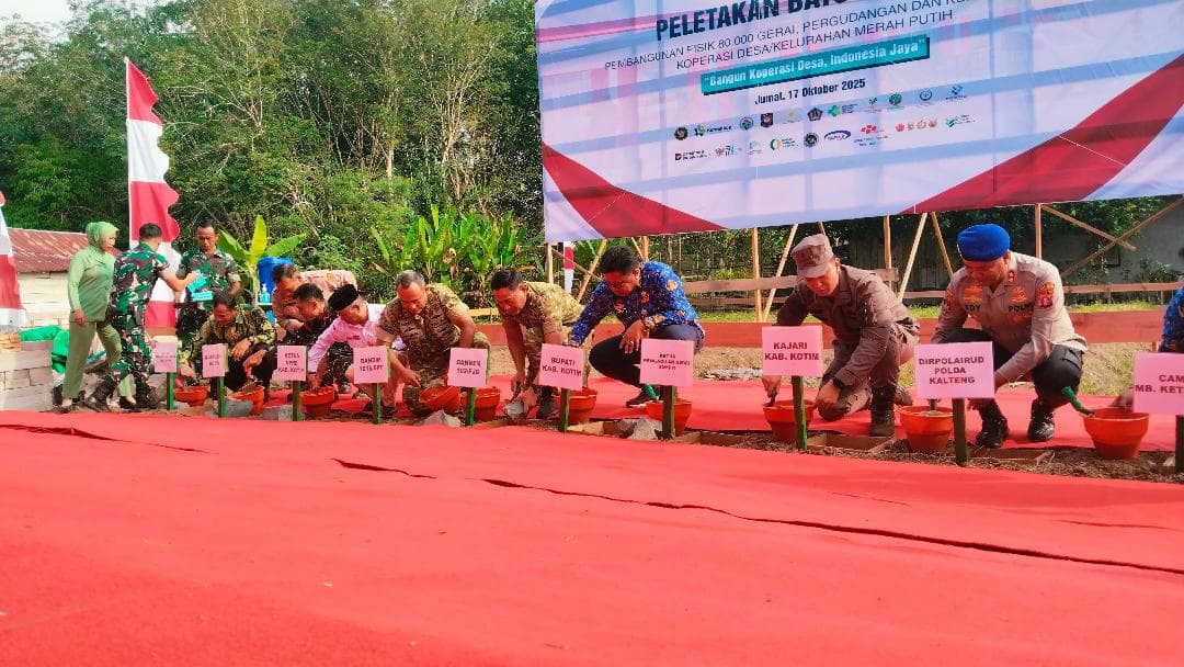 foto: acara peletakan batu pertama secara simbolis pembangunan unit koperasi merah putih di desa Eka Bahurui, kecamatan MB. Ketapang