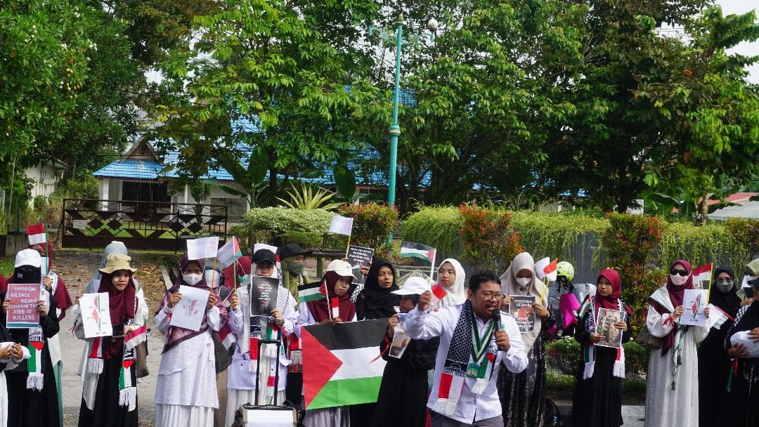 foto: para mahasiswa yang tergabung dalam sejumlah organisasi mahasiswa Islam Kalteng saat menggelar aksi bela Palestina di kota Palangka Raya
