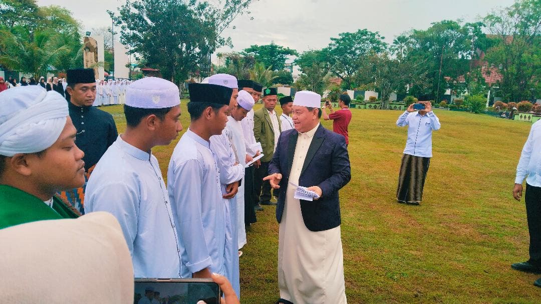 foto: bupati Kotim Halikinnur membagian uang transport kepada utuisan santri yang menghadiri peringatan Hari Santri Nasional, di halaman pemkab Kotim