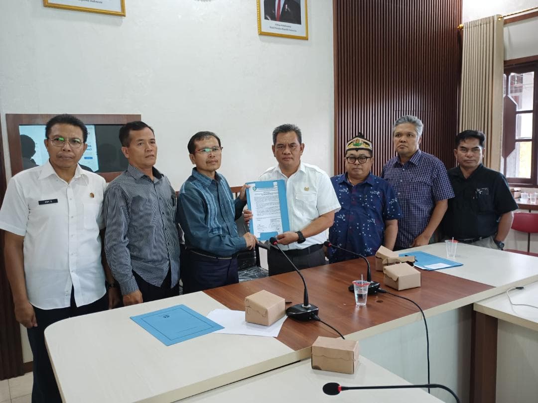 foto: perundingan plasma 20 persen antara warga tumbang Sapiri, pemkab dan poerusahaan mina mas, di aula setda kotim