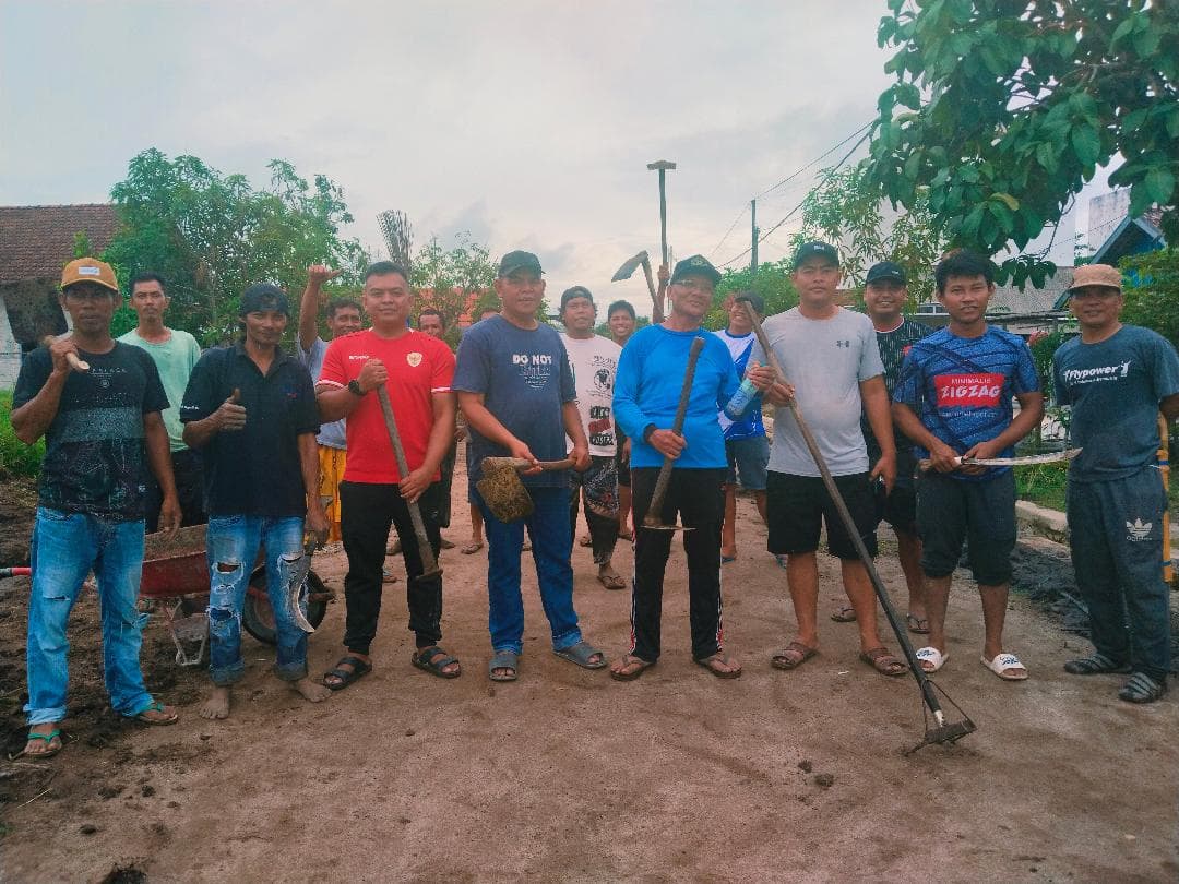 foto: anggota DPRD Kotim, MUhammad Idi bersama warga Rt 43 kelurahan sawahan bergotong royong membersihkan drainase jalan Antang Barat