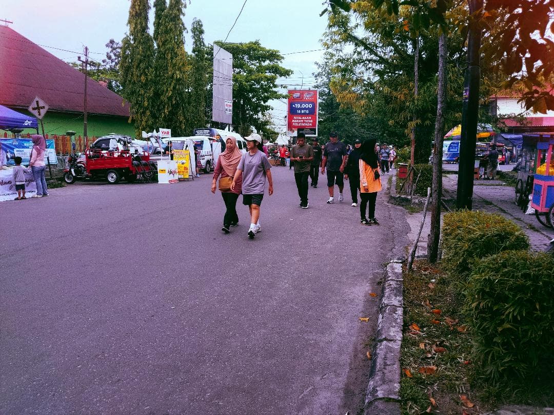 foto: ratusan warga saat menikmati car free day di Taman Kota Sampit. Event mingguan tersebt membawa banyak manfaat dan memberi angin segar bagi pelaku UMKM