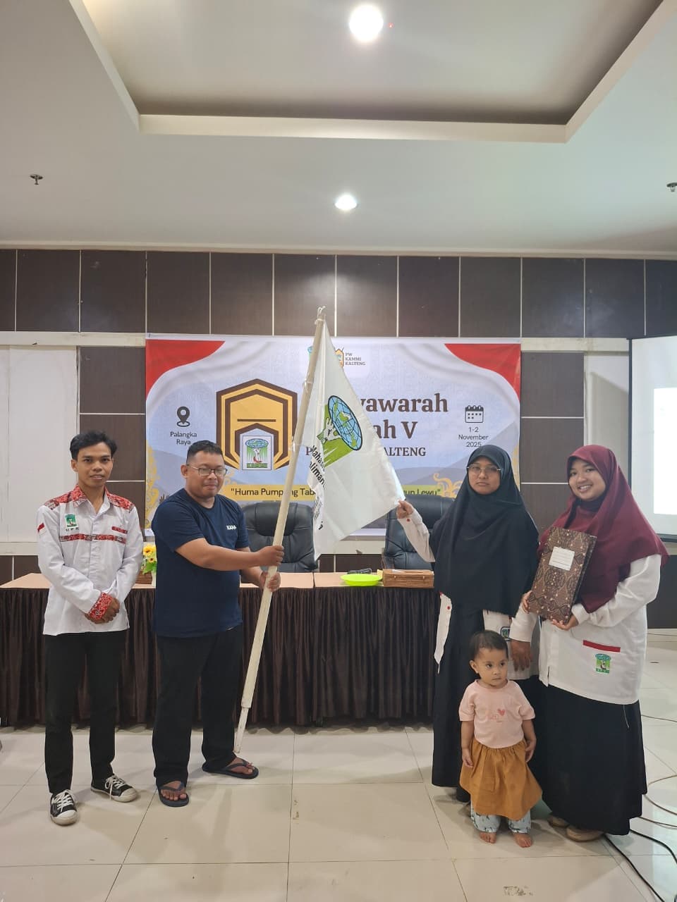 foto: penyerahan bendera kepemimpinan PW KAMMI Kalteng dari pemimpin lama R. Ilham Sastra kepada pemimpin baru Nuli Norlina