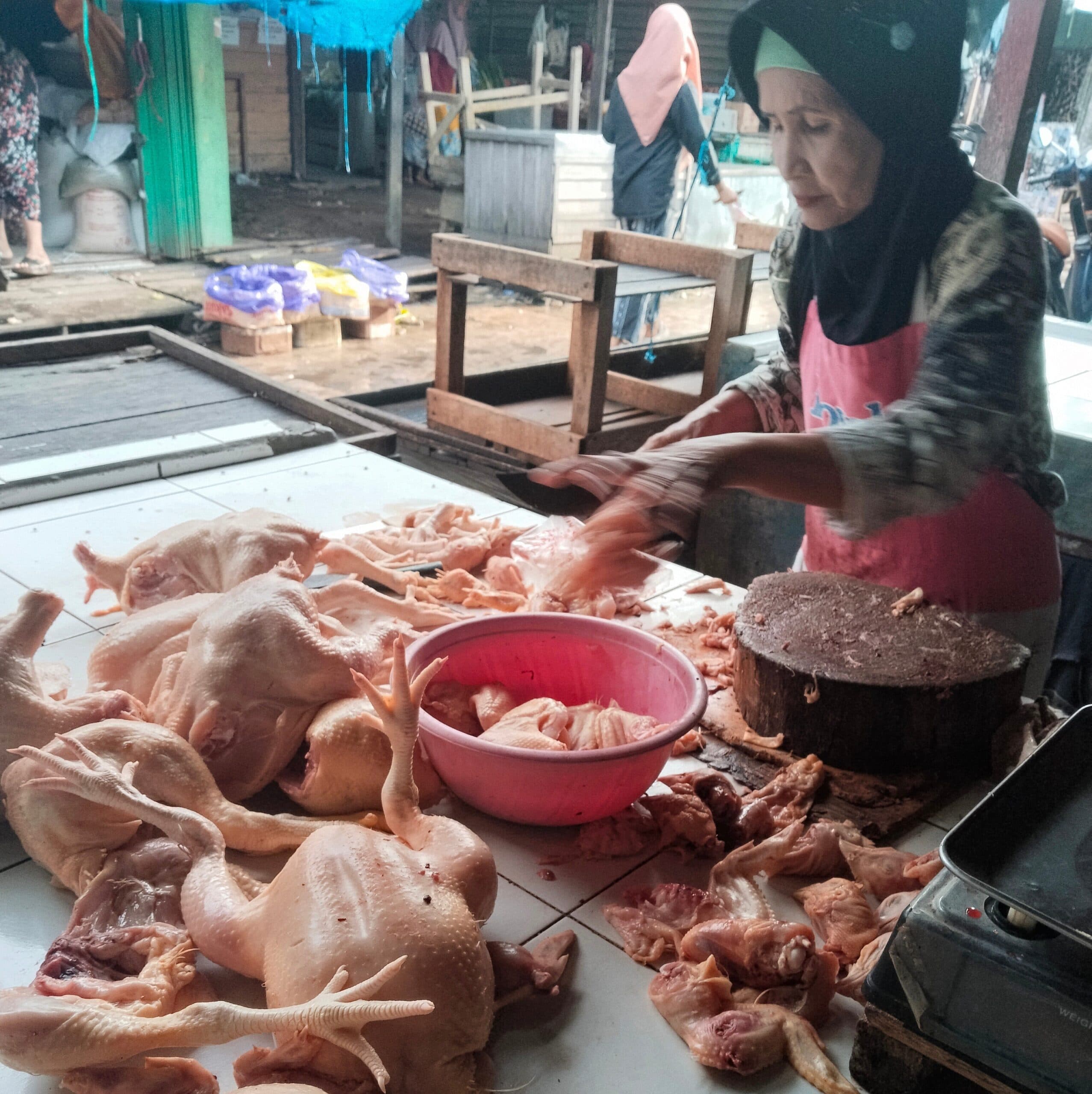 foto: seorang pedagang ayam potong di kawasan pasar sejumput, sampit
