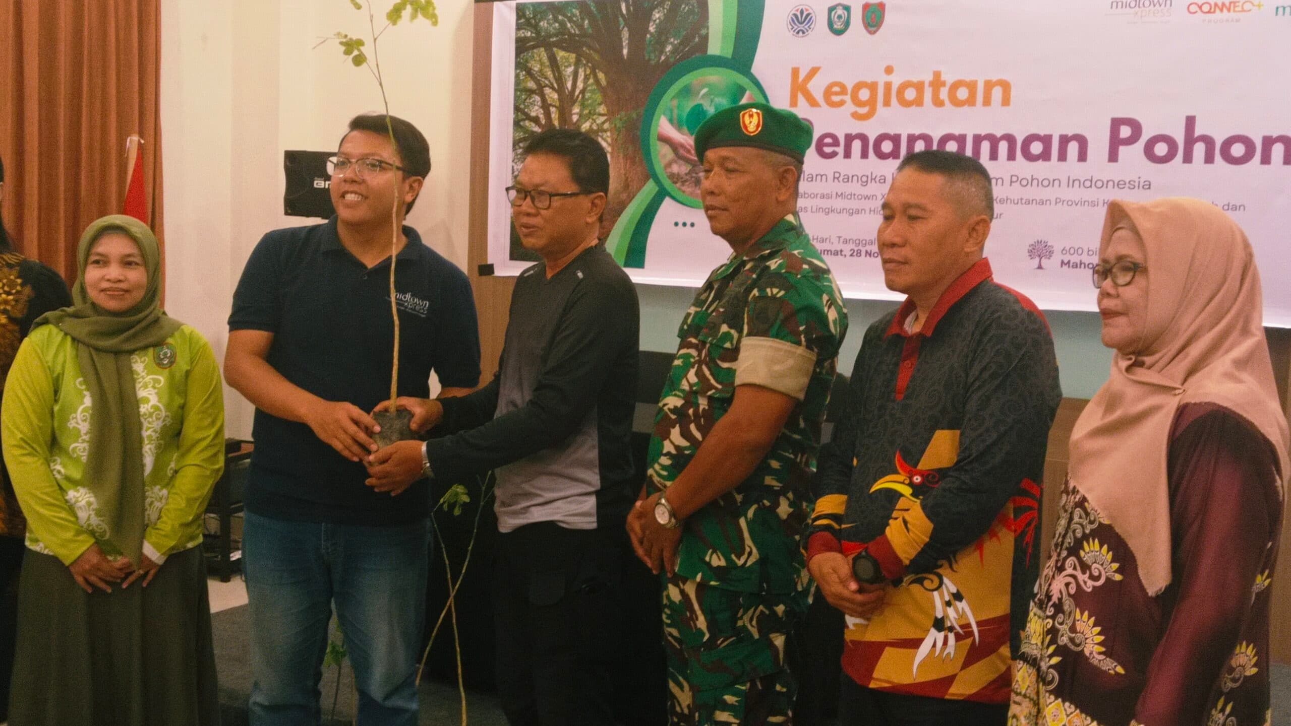 foto: penyerahan bibit pohon secara simbolis oleh pihak hotel Mildtown kepada DLH Kotim dalam rangka Hari Menanam Pohon Indonesia