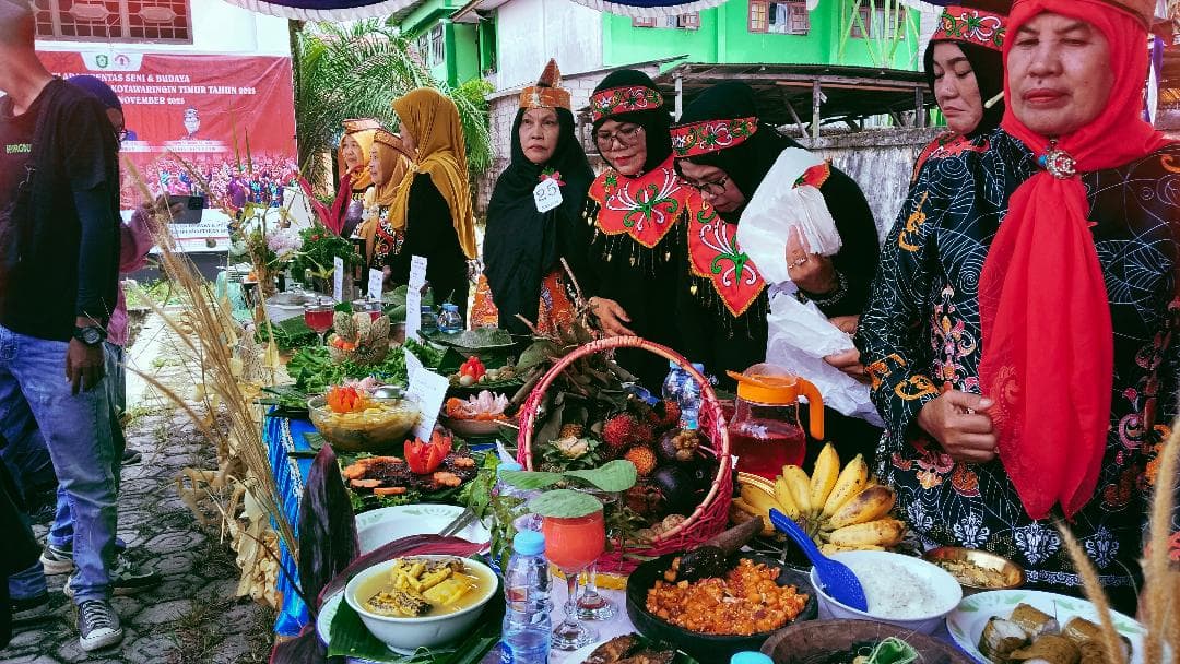 foto: salah satu peserta lomba kuliner khas Dayak yang digelar oleh Dewan Adat Dayak Kotim, Sabtu lalu