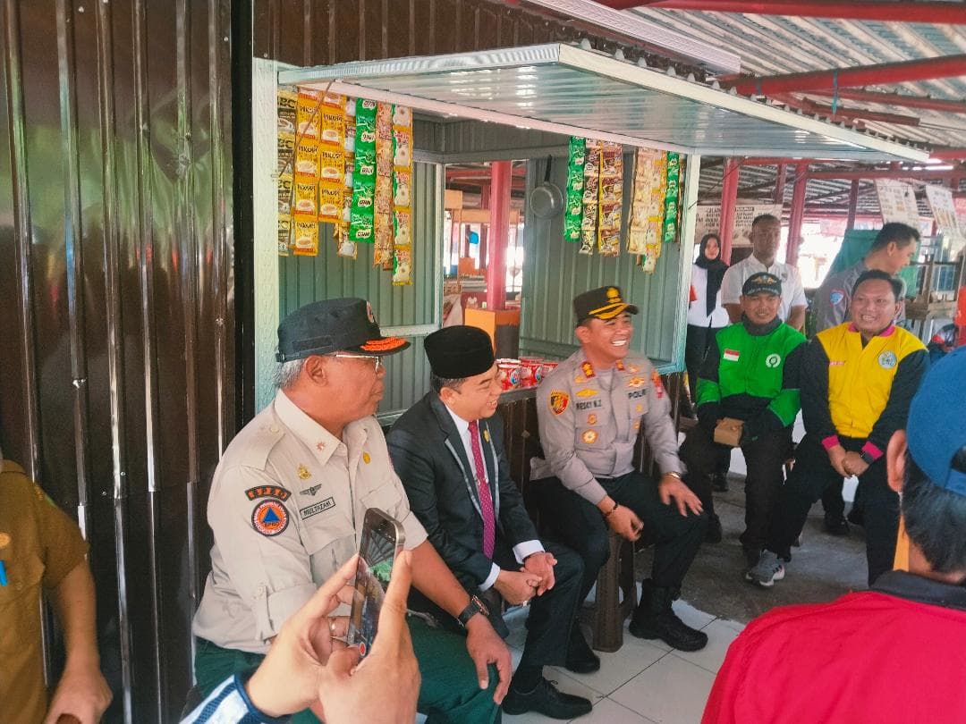 foto: Kapolres Kotim AKBP Resky Maulana Zulkarnain saat berbincang dengan komunitas ojol dan buruh usai apel siaga bencana di Taman Kota Sampit