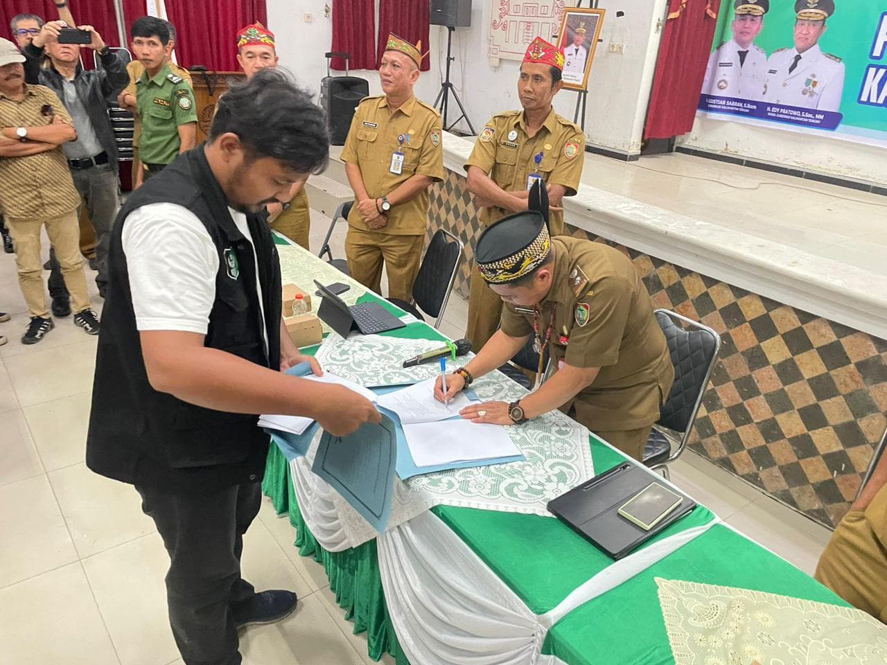 foto: ketua SEMMI Kalteng saat MOU dengan Dishut Kalteng terkait pengamanan kelestarian hutan