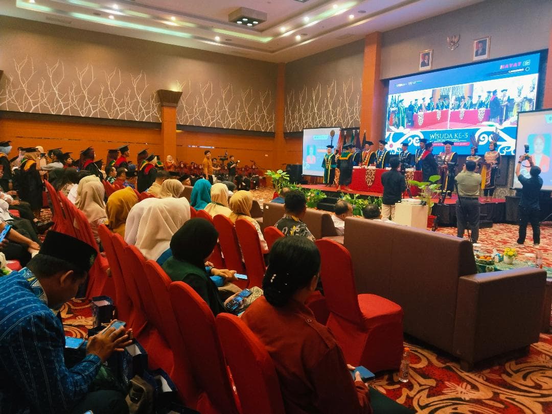foto; suasana wisuda ke-3 UMSA, di aula hotel Aquarius
