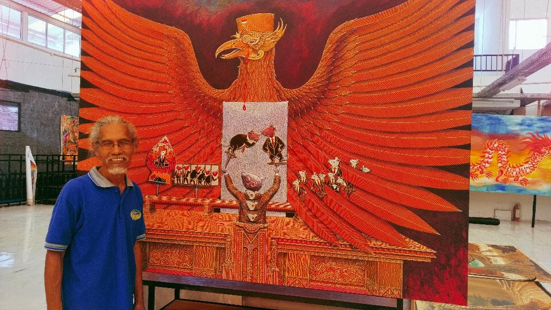 foto: pelukis viral, Rokhyat saat berfoto di salah sastu karyanya di area UMKM Sampit pada pameran lukisan